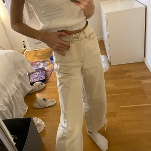 Beiga jeans🤎 - Ett par beiga vida jeans från nakd. Använda kanske 4 gånger. Lite kortare på mig som är 171cm