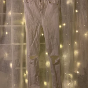 Vita jeans - Skit snygga slitna vita jeans från NAKD, passar mig tyvärr ej längre och säljer därför, inga slitningar utan sparsamt använda. 100kr eller bud