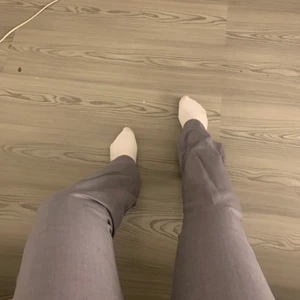 Kostym byxor  - Kostym byxor som är vida vid vaderna och är storlek 38. Säljer dom för dom då inté länge passar mig. 