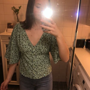 Blus  - Säljer en supersnygg blus perfekt till våren och sommaren! Blusen är köpt på GinaTricot i somras men då den aldrig kommit till användning så säljes den nu💚 Blusen är i storlek 34 men passar även 36