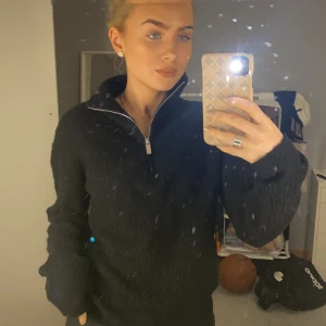 Stickad tröja  - Stickad tröja som är använd ca 3ggr, jätte skön och ej stickig:) stolek Xs men passar S 