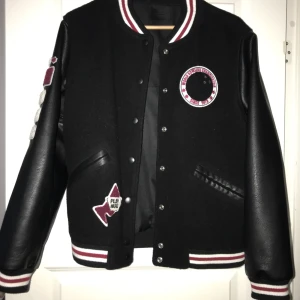 Jacka  - Från zara. bra skick inga defekter eller liknande. står ingen storlek i så tror de är one size men jag har den oversized  jag har S annars. Köparen står för frakt. Kan gå ner i pris vid snabb affär.