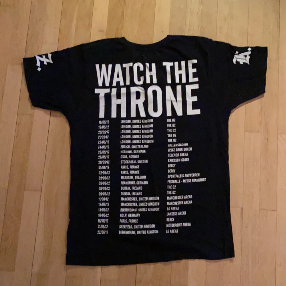 T-shirt köpt på JayZ och Kanye West konsert. Jättefint skick då den är sparsamt använd! . T-shirts.