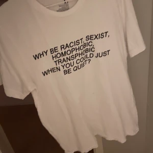 T-shirt köpt från asos marketplace - Vit strl L men snarare M, bra skcik. 100kr