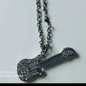 Längre halsband med stor strass elgitarr - Aldrig använt. Ej äkta. Samfraktar gärna!