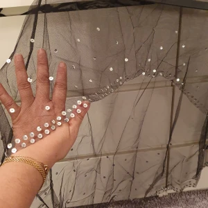 Nya plag - Fest sjal passa alla storlekar med paljetter runt om 50 kr. Vit topp helt ny s storlek 40  kr. Överlämnas i Stockholm med överenskomelse mellan oss  om plats.  Betalning swish eller kontant