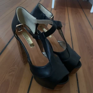Platåskor från TIAMO - Spatsamt använda (högst 2-3 gånger) mycket bekväma tros den höga klacken. Osar modern tolkning av 70tals mode. 