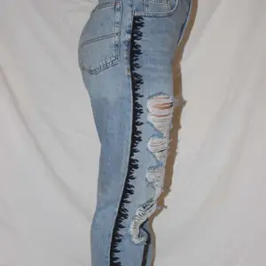 Ljusa slitna jeans med tryck på sidorna av båda benen! 🦋 Storlek: W30 L30 Modellen är 168cm PRIS: 200kr 