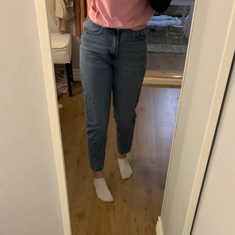 Mom’s fit jeans från FB sister i storlek XS. Köpta för 200kr och är lite för korta på mig som är 166cm lång. Säljer pågrund att jag knappt använt de. . Jeans & Byxor.