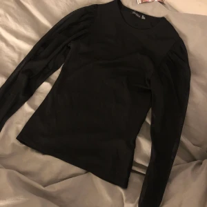 Tröja med mesh armar - Tröja från boohoo med mesh armar, storlek XS. Aldrig använd. Skriv för fler bilder, bild på💞