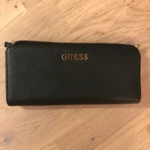 GUESS plånbok - äkta - Sparsamt använd. Inköpt för ett par år sedan för 799 ,- och säljs nu för 199 ,- plus frakt