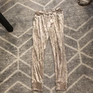 Mjukisbyxor  - Sammet mjukisbyxor från maxlast, strl m, passar mer S