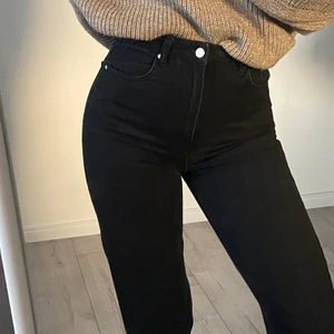 Svarta jeans från nakd - Supersnygga svarta, raka jeans från nakd. Väldigt sparsamt använda men har på ett bra tag inte kommit till användning. Jag är 164 och dem skulle kunna vara snäppet kortare på mej, jag brukar vika upp dem (inte vikta på bilden). Frakt på 63kr tillkommer❤️