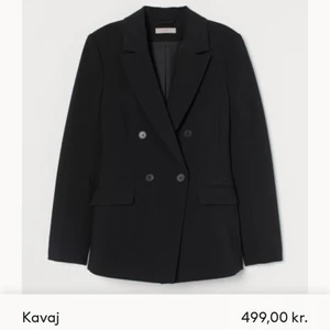 ✨NY KAVAJ🧥✨ - NY OCH OANVÄND KAVAJ med prislapp.   En kavaj i lätt stretchig, vävd kvalitet. Kavajen har krage och slag och är dubbelknäppt fram. Den har lätt intagen midja och framfickor med lock. Lång ärm med knäppning vid ärmslut. Sprund bak. Foder av återvunnen polyester.