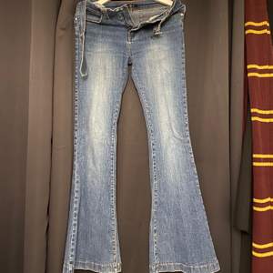 Lågmidjade Bootcut Jeans med inbyggd Skärp. Nyskick och super sköna!  170kr plus frakt.  Innerbenslängd: 82cm Ytterbenslängd: 102cm. Många som är intresserade, buda :) 