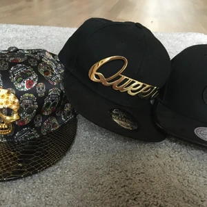 Kepsar  - Tre kepsar i fint skick, den med döskallen och den med Queen texten är köpta i london för ca 500kr st för ett tag sen och den me baskettbollen är köpt för ca 300-400 kr. Alla är i bra skick, skriv om du vill ha prislista 