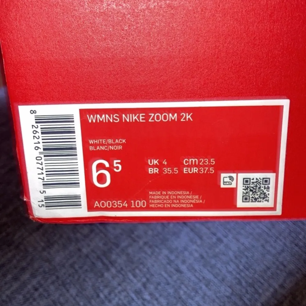Helt oanvända Nike zoom skor pga för liten storlek 37.5. Skor.