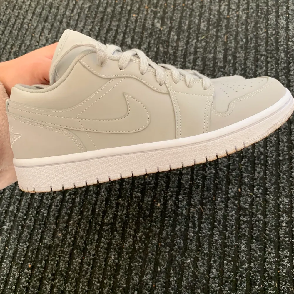 Säljer dessa jordan air 1 low grey fog, köpta från Zalando (slutsålt) har använt de typ 2 gånger så det är i ett bra skick, kommer med låda! notera att de är lite creasade vid skosnöret men det märker man inte eftersom sko snöret täcker(har även gjort rent under) vill gärna få bort dessa🪐  (OBS köper inte frakt från PostNord utan går först till mitt postombud) . Skor.