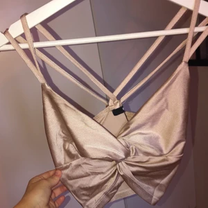 Topp - Topp från bikbok med korsad rygg. Aldrig kommit till användning.