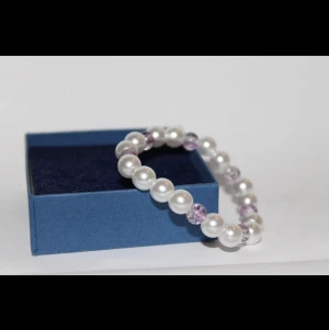 Pärlarmband  - Snyggt pärlarmband gjort av vita resin pärlor och lila glaspärlor. Bandet är elastiskt, det finns flera färger av dessa armband i andra anonser som jag har lagt upp. ( det finns upp till 5 av varje färg)❤️💎ps om man beställer mer från det jag lagt upp så gäller bara frakten för allt och inte för var och en av produkterna.❤️