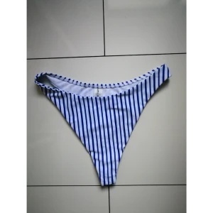  - Jättefina bikinitrosor från zaful! Tanga/string. Aldrig  använda. Säljer pga för stora för mig. 