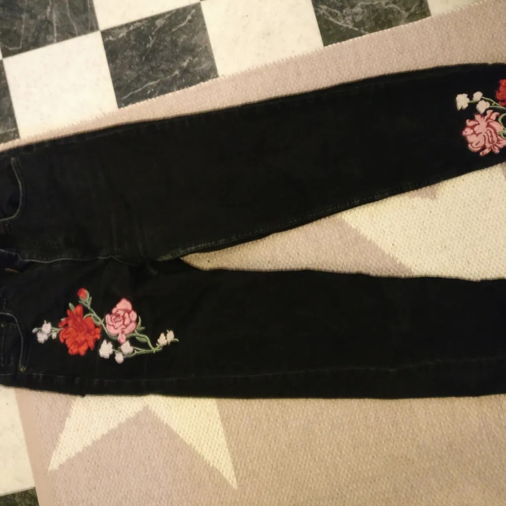 Snygga svarta jeans med rosor. Använda men i super skick, säljs då de inte används längre och är för stora☹️  Kan mötas i Gävle eller så betalar köparen frakten❤️. Jeans & Byxor.