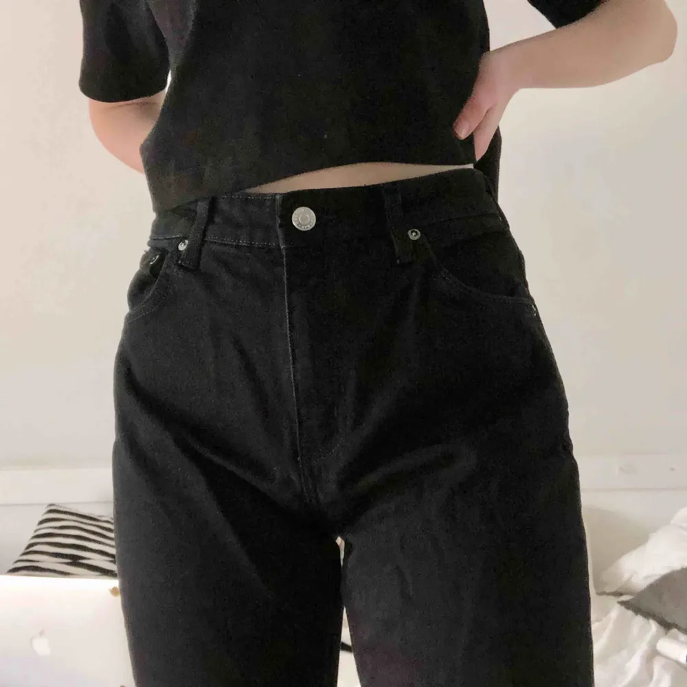 Mom jeans i modellen Seattle från Weekday. Färgen är Black! Skriv gärna vid övriga frågor 💓. Jeans & Byxor.