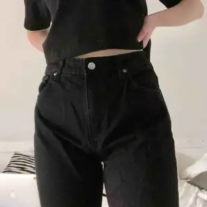 Mom jeans i modellen Seattle från Weekday. Färgen är Black! Skriv gärna vid övriga frågor 💓