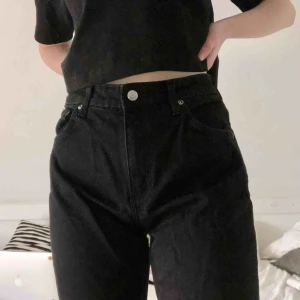 Weekday Mom Jeans Seattle - Mom jeans i modellen Seattle från Weekday. Färgen är Black! Skriv gärna vid övriga frågor 💓