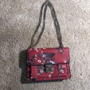  - Fin väska från mango Sparsamt använd! Köparen står för frakt men kan mötas upp i uppsala