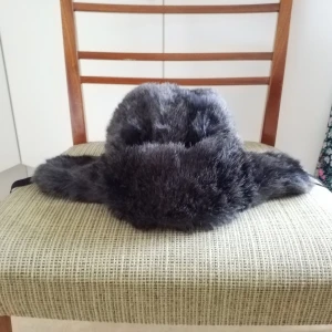 - Pälsmössa med öronlappar (fuskpäls)