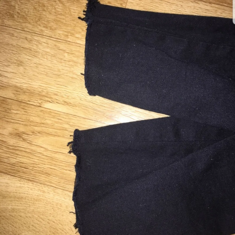 Gina tricot jeans Storlek 36  Avklippta passar de som är 160 sm långa  . Jeans & Byxor.