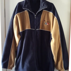  - Vintage Champion fleecetröja i rymlig storlek L. Kan skickas om köparen står för fraktkostnaden.