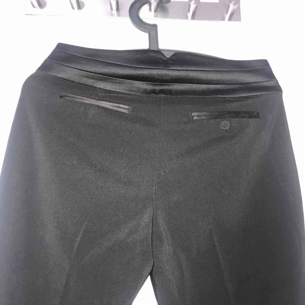 Ett par jätte snygga svarta kostymbyxor med utsvängda ben i storlek 36. Använda ca 3 gånger men i väl skick. Kan mötas upp i Uppsala eller så står köparen för frakten:). Jeans & Byxor.