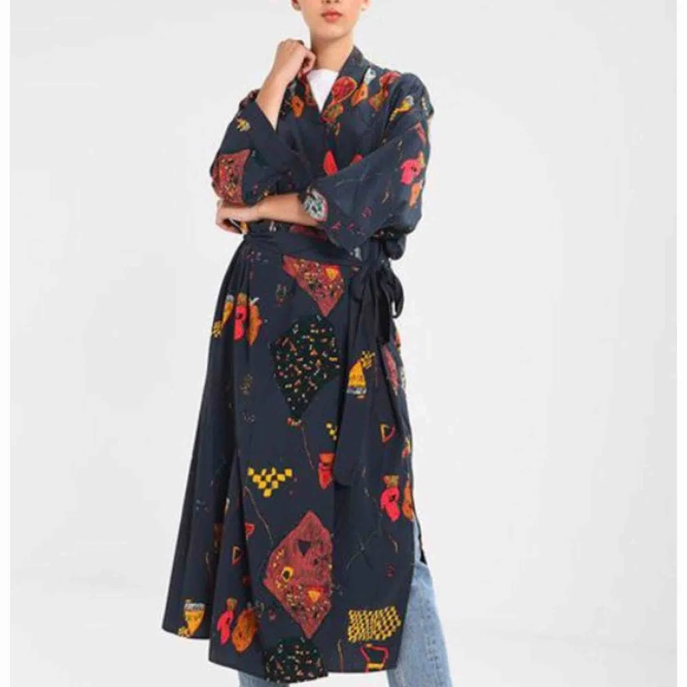 Jättefin kimono / lång-fladdrig-kofta / jacka från Weekday. Storlek XS. Knappt använd. Köparen står för ev fraktkostnad ✨✨. Jackor.