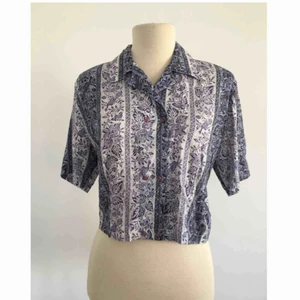  - Vintageblus med dubbelknäppning.  Märke: Colour attitude (vintage). Storlek: 38/40 Skick: Mycket gott. Använd endast en gång. Pris: 150 kronor eller bud. Frakt: Betalas av köparen.