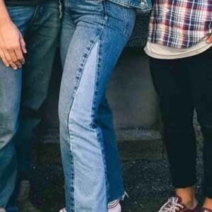  - Snygga jeans från BIKBOK strl S, retro detalj med olika tvätt på sidan samt avklippt vid slutet av byxan. Kan mötas i Örebro annars frakt🌞