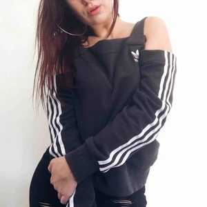  - Off shoulder ADIDAS. Använd fåtal gånger
