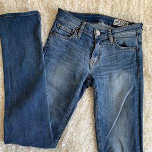 Bootcut/raka jeans från crocker. Super sköna och stretchiga jeans. Jeansen är lågmidjade och använda väldigt mycket men inga slitningar eller skavanker. 