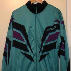  - Adidaströja, köpt i vintagebutik för 350kr. Storlek M men skulle säga att den passar både S och L beroende på hur en vill att den ska sitta!