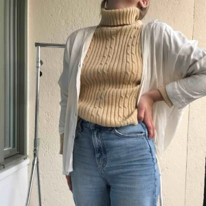  - Snygg ribbstickad polo. Fint skick!! Passar snyggt under skjorta eller som den är. Är fler intresserade blir det budgivning. Frakt tillkommer. Annars möts vi på söder💙💙