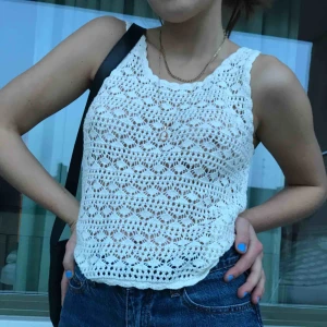  - Jätte fint somrigt linne i virkad spets. Älskar!! Är fler intresserade blir det budgivning. Frakt tillkommer. Annars möts vi på söder💙💙