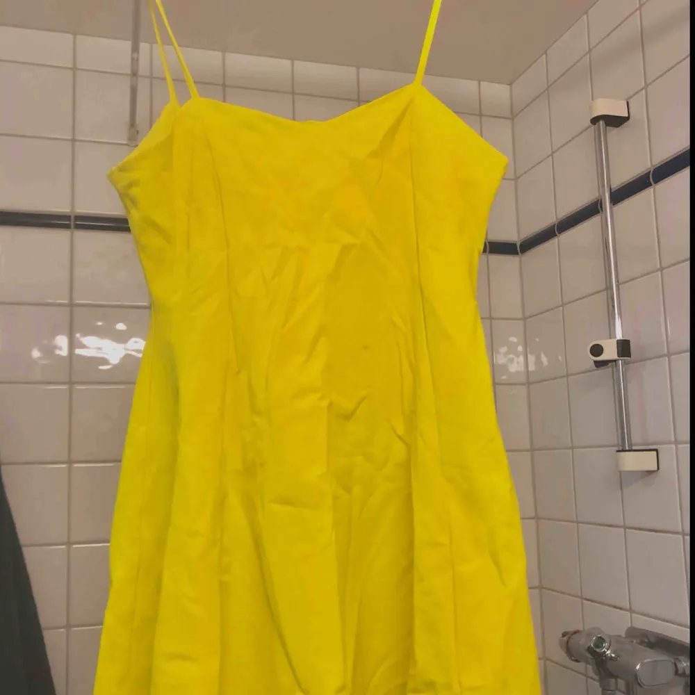 Super bright yellow dress  Summer dress Easy to add accessories with . Klänningar.