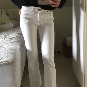  - Vita acne jeans, köpta här på plick men har ej kommit till användning