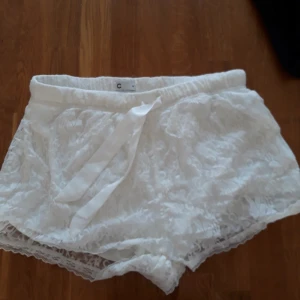 - Säljer dessa jättemysiga spetsshortsen eftersom de aldrig kommer till användning vilket är jättesynd. Köparen står för frakten men kan mötas upp i Kalmar området. Hör av dig om du är intresserad eller har frågor!! :D