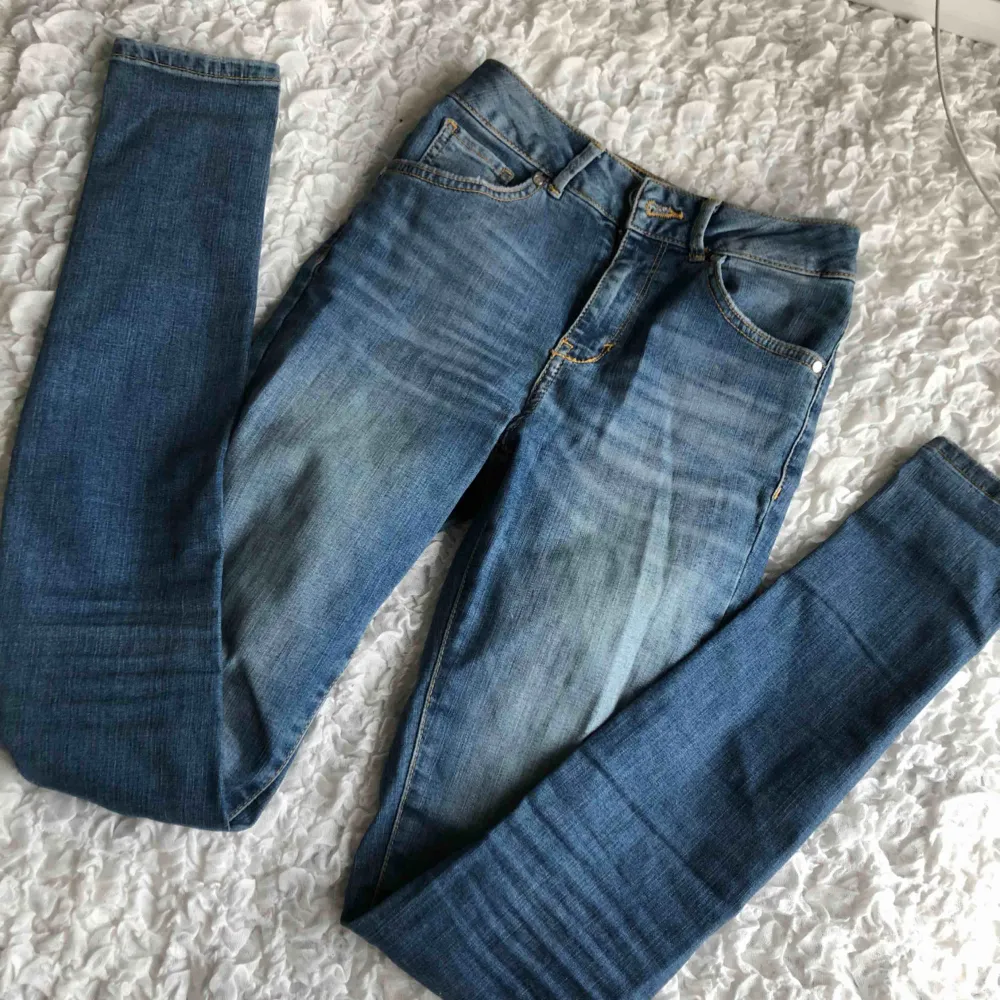 Snygga jeans från Bikbok med stretch! Använda MAX 5 ggr. Nypris 600:-! . Jeans & Byxor.