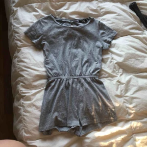  - Byxdress i ljusgrå, shorts-längd. Köpt för 200kr från BikBok. Använd några gånger. Bekväm modell som passar dom flesta. Stretching i midjan. Söt knäppning baktill. Passar perfekt för sommaren! 