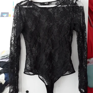  - Säljer denna jättefina spetsbody som tyvärr är för liten för mig. Köparen står för frakten men kan mötas upp i Kalmar området. Hör av dig om du är intresserad eller har frågor!! :D