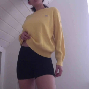  - Stickad gul tröja från Lacoste. Superskick, lite noppig men det går att noppa av den så är den i nyskick. 