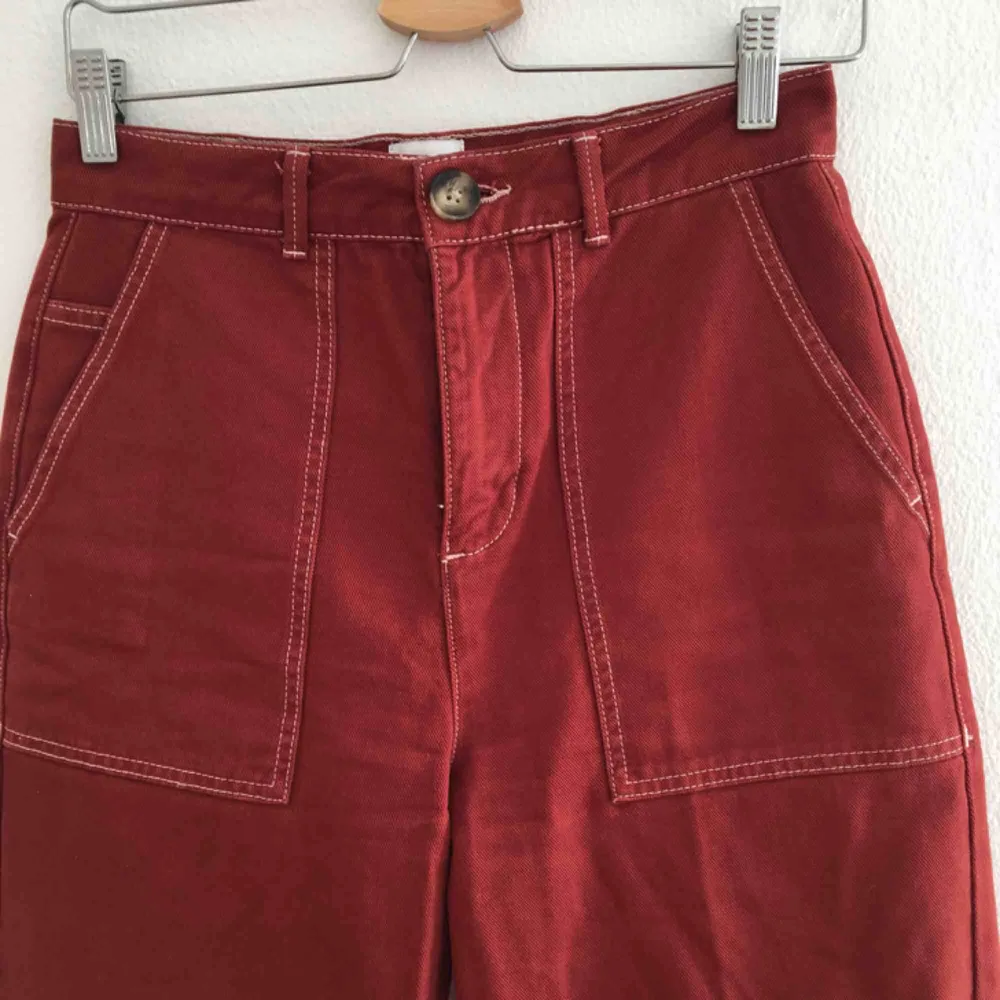 Suuuperfina röda jeans från urban outfitters. Använda 1 gång, så nyskick. Med stora fickor bak och fram samt dekorativa sömmar. Älskar dessa. . Jeans & Byxor.